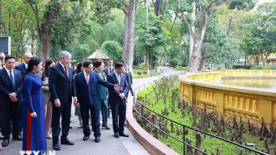 PMs of Vietnam and Kyrgyzstan visit heritage site, enjoy coffee in Hanoi